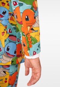 Kleurige colbert met Pokémon-personages; katoenmateriaal in levendig oranje, blauw en groen. Vier oranje knopen op de mouwen.