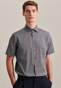 Korte mouw, overhemd met kraag in een donkergrijze, gestructureerde stof. Voorzien van knopen aan de voorkant en een recht gesneden ontwerp.