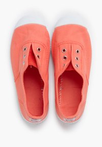 Scarpe slip-on in tela corallo con punte in gomma bianca. Presentano fori per i lacci, un interno testurizzato e dettagli cuciti.