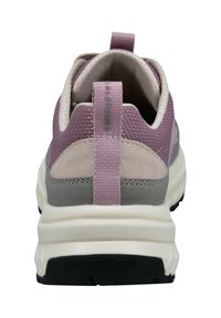 Sportschuh mit Obermaterial aus pinkem Mesh, grauen Wildlederakzenten und einer strukturierten Gummisohle. Verfügt über eine Zuglasche an der Rückseite und eine Markenkennung am Kragen.