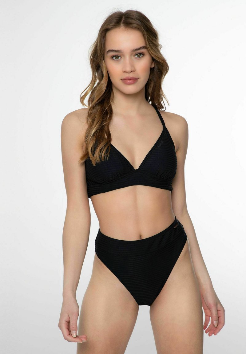 Čierny bikiny set s rebrovanou textúrou. Vrchná časť má tvar trojuholníka s V-výstrihom, zatiaľ čo vysoký pás poskytuje štíhly strih.