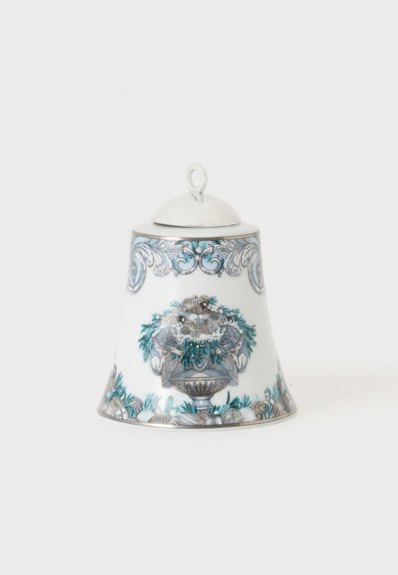 Cloche en porcelaine avec des détails argentés et un motif peint d'urne florale en tons bleus et gris.