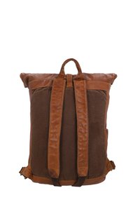 Zaino marrone con una combinazione di pelle e tessuto, design a risvolto, due spallacci robusti e tasche frontali.