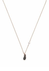 Collier en or rose avec une chaîne délicate, présentant un pendentif en forme de feuille orné d'accents noirs et d'une petite pierre précieuse claire.