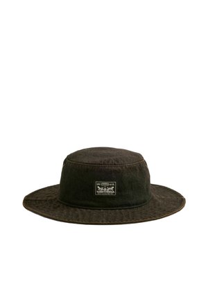 Dunkelbrauner, breitkrempiger Levi's Bucket Hat mit rechteckigem weißem Logo-Patch vorne in der Mitte.