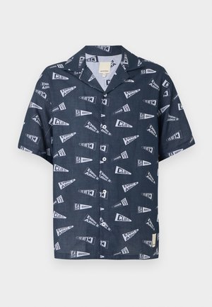 Marineblå kortermet skjorte med knapper og spredt krage, med hvite grafiske tekstmønstre som viser «Emporio Armani», «EA Club» og «Original».