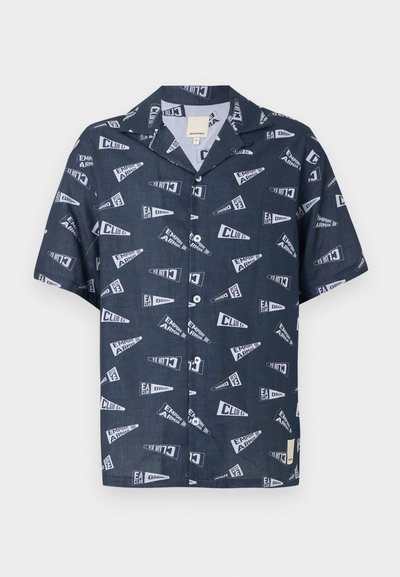 Μπλε σκούρο κοντομάνικο πουκάμισο με κουμπιά και γιακά τύπου spread, διακοσμημένο με λευκά γραφικά κείμενα που αναγράφουν "Emporio Armani", "EA Club" και "Original".