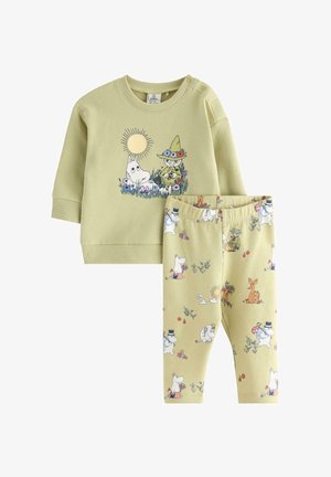 Grüner Baumwollpullover mit Tierdruck und Sonnenmotiv, kombiniert mit passenden grünen Leggings mit verschiedenen verspielten Figuren und Pflanzen.