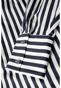 Camisa a rayas azul marino y blanco con puño abotonado, tejido de algodón suave y diseño de cuello clásico.