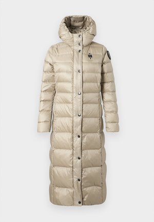 Abrigo largo acolchado beige con un alto cuello, cierre de botones a presión y bolsillos laterales; textura suave con un acabado brillante.