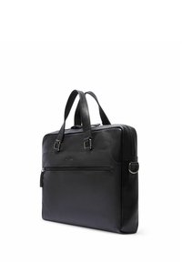 Czarna skórzana teczka z podwójnymi uchwytami, przednią kieszenią na zamek błyskawiczny oraz metalowym pierścieniem po boku do przypięcia paska na ramię.