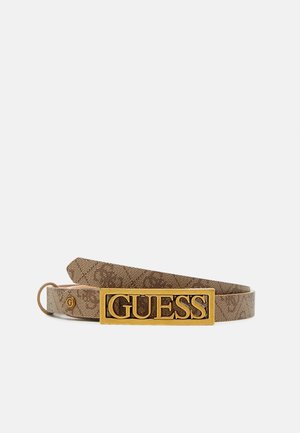 Bruine riem met patroon en grote rechthoekige gouden gesp met het woord "GUESS" gegraveerd tegen een witte achtergrond.