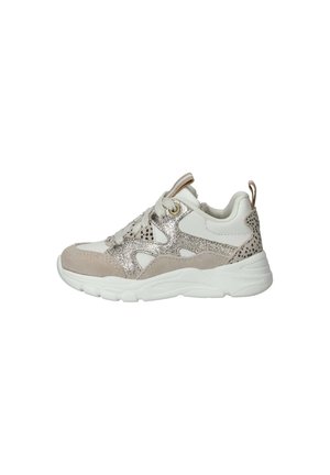 Witte en beige sneaker met metallic zilveren overlays, gevlekte patroonaccenten, witte zool en beige trekband op de hiel.