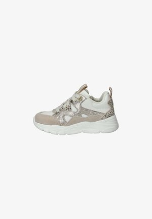 Witte en beige sneaker met metallic zilveren overlays, gevlekte patroonaccenten, witte zool en beige trekband op de hiel.