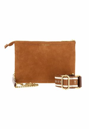 Pochette Ted Baker en daim marron avec fermeture éclair et chaîne dorées, accompagnée d'une sangle amovible en tissu marron à rayures blanches avec boucle dorée.