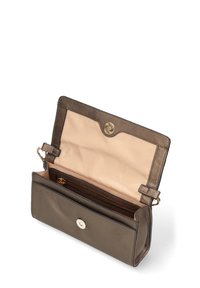 Skórzany portfel w stonowanym brązie, z bezpiecznym zapięciem na nap. Wnętrze wykończone beżową podszewką i jedną kieszenią na zamek. Kompaktowy prostokątny kształt.