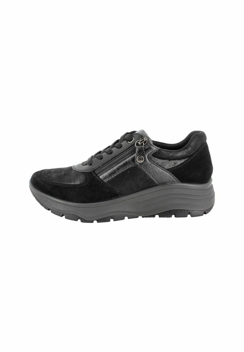 Scarpa sportiva nera realizzata in suede e materiali sintetici. Presenta un design testurizzato, la chiusura con lacci frontale, una cerniera laterale e una suola imbottita.