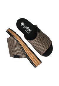 Schwarze und braune gewebte Riemensandalen mit einem breiten Riemen, Kork-Wedge-Absatz und textilem Material. Mit gepolstertem Fußbett und rutschfester Sohle.