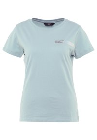 Svetle modré tričko s krátkým rukávem a kulatým výstřihem, s malým reflexním logem "HKMX" na levém prsu.