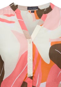 Kurzärmlige Bluse aus leichtem Stoff in einer pastellfarbenen Palette mit abstrakten rosa, orange und braunen Mustern; V-Ausschnitt und Knöpfe.