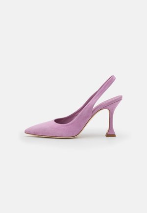 Liliowy zamszowy sandał na obcasie typu slingback z ostrym noskiem, zakrzywionym obcasem o średniej wysokości i beżową podeszwą na jasnym tle.