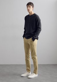 rag & bone Hlače chino - cornstalk