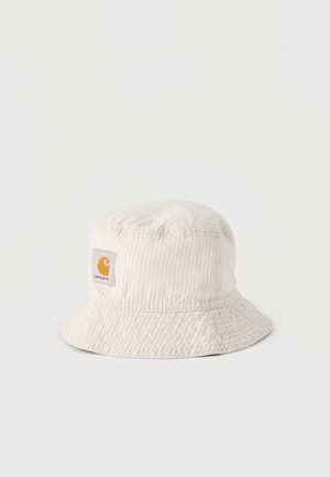 Hajszálcsíkos ekrü anyagból készült vödörsapka rövid karimával, oldalán négyzet alakú Carhartt logófolttal.