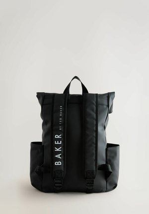 Schwarzer Rucksack mit mattem Finish, verstellbaren Trägern, einem oberen Griff, zwei Seitentaschen und einem weißen Logo-Detail auf der Vorderseite.