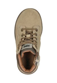 Tan suède kinderschoenen voor het hiken met bruin en beige veters, gewatteerde kraag, rits aan de zijkant en een merklabellabel op de tong.