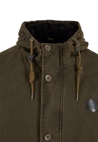 Braune, gefütterte Jacke mit Kapuze. Merkmale sind metallene Knöpfe, ein Kordelzugverschluss und ein Logo-Patch. Glattes Außenmaterial mit einem weichen Innenfutter.