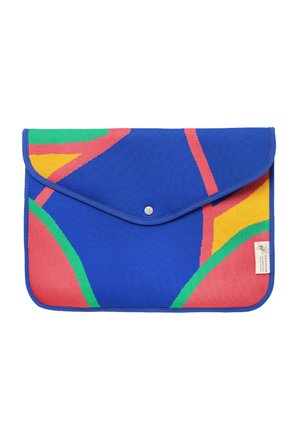 Blåt stofkuvertclutch med abstrakte flerfarvede geometriske mønstre i rød, grøn og gul samt lukning med trykknap.