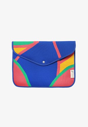 Blauwe stoffen enveloppe clutch met abstracte multicolor geometrische patronen in rood, groen en geel, en een drukknopsluiting.