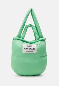 Borsa a mano imbottita in verde menta, con una forma strutturata, doppie maniglie e un'etichetta con il logo "MADS NØRGAARD COPENHAGEN".
