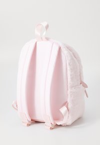 Zaino in peluche rosa con tessuto morbido, forma arrotondata, spallacci imbottiti e una maniglia superiore coordinata per una facile portabilità.