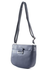 Marine læder crossbody taske med struktureret overflade, en slank flap og en metalspænde. Har en lang justerbar strop for nem transport.