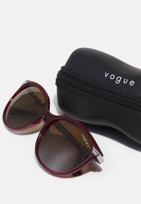 VOGUE Eyewear Sluneční brýle - transparent opal/dark red