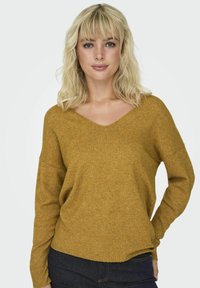 ONLY ONLRICA LIFE V NECK - Strikkegenser - golden spice