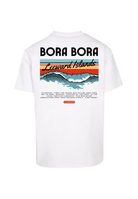 Weißes Baumwoll-T-Shirt mit dem Aufdruck "BORA BORA" in fettem Schwarz, mit bunten horizontalen Streifen und einer Wellen-Illustration auf der Rückseite.
