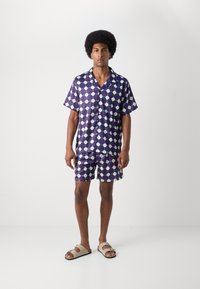 Heathe PRINTED SHIRT SET - Kratke hlače - purple