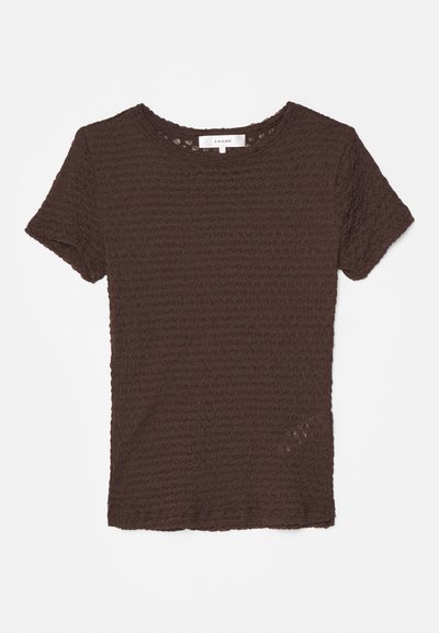 Hnědé tričko s krátkým rukávem, se strukturovaným, žebrovaným vzorem a kulatým výstřihem. Měkká tkanina s mírně volným střihem.