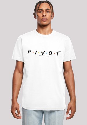 Hvit bomull t-skjorte med teksten "P I V O T" i fet svart skrift med fargede prikker. Løs passform med korte ermer og rund hals.