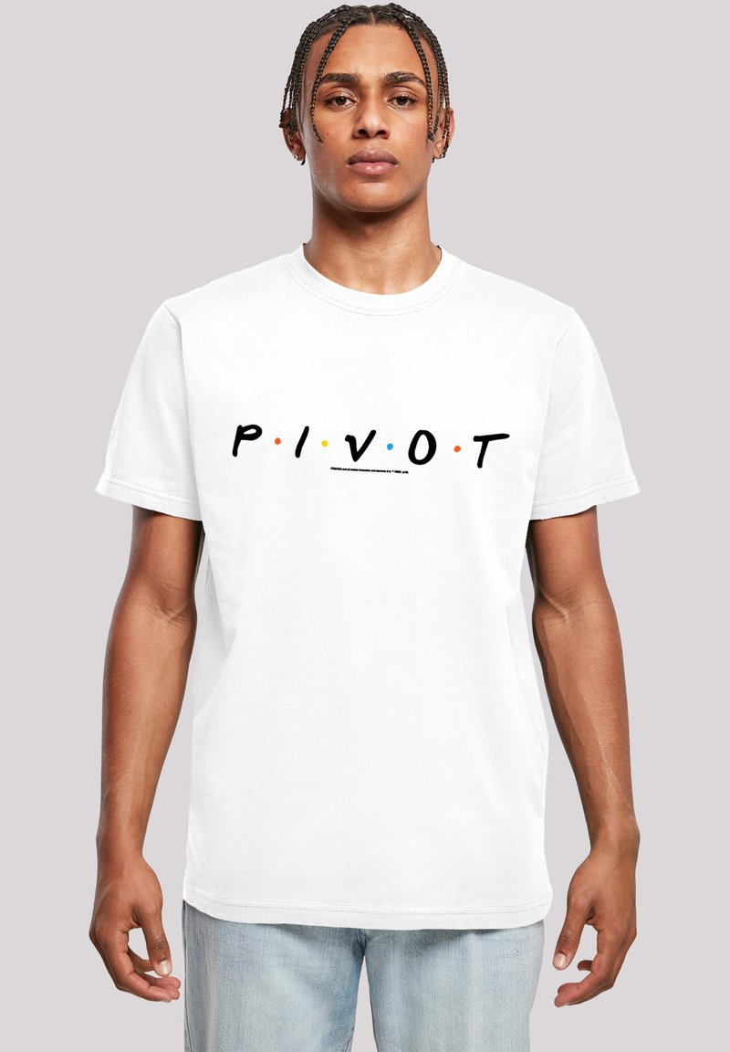 Hvit bomull t-skjorte med teksten "P I V O T" i fet svart skrift med fargede prikker. Løs passform med korte ermer og rund hals.