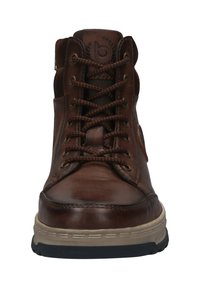 Braune Leder-Hochschaftstiefel mit Schnürdesign, runder Zehenpartie, beiger Zwischensohle und schwarzer Gummisohle; verfügt über ein eingeprägtes Logo an der Zunge.