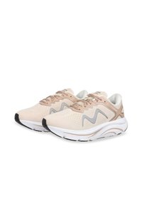 Scarpe da palestra beige con parte superiore in rete, accenti grigi, colletto imbottito e suola texturizzata. Presentano un design arrotondato e chiusura con lacci.