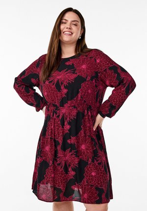Zwarte jurk met lange mouwen, voorzien van een bloemenpatroon in diep rood. Zachte stof; cinched taille ontwerp, vloeiende rok.