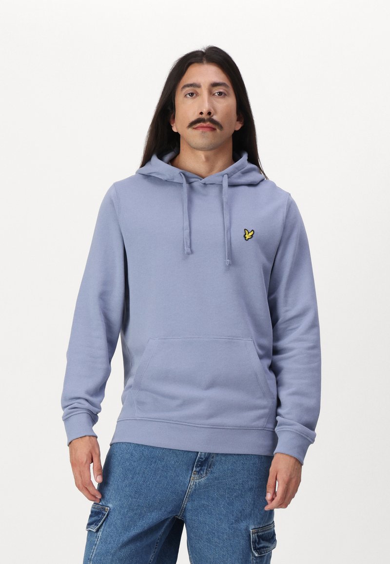 Felpa leggera blu con tasca frontale e cordino, presenta un piccolo logo di un uccellino giallo sul lato sinistro del petto. Realizzata in tessuto morbido.
