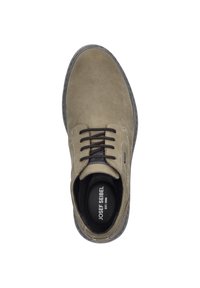Scarpa stringata in suede marrone con punta tonda, lacci neri e un interno liscio con logo. Parte superiore strutturata e suola in gomma.