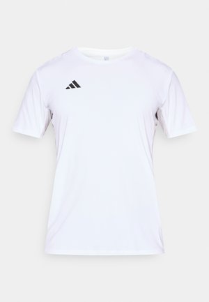 Wit sport-T-shirt gemaakt van lichtgewicht stof. Heeft korte mouwen en een zwart Adidas-logo aan de linkerbovenkant. Gladde textuur.