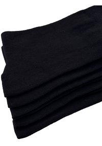 Calzini di cotone neri impilati ordinatamente, caratterizzati da una texture a coste e una finitura liscia. Il tessuto appare morbido e flessibile.