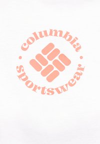 Λογότυπο της Columbia Sportswear σε ροδακινί χρώμα με σχήματα διαμαντιών σε στυλιζαρισμένη μορφή και κυρτό κείμενο σε λευκό φόντο.